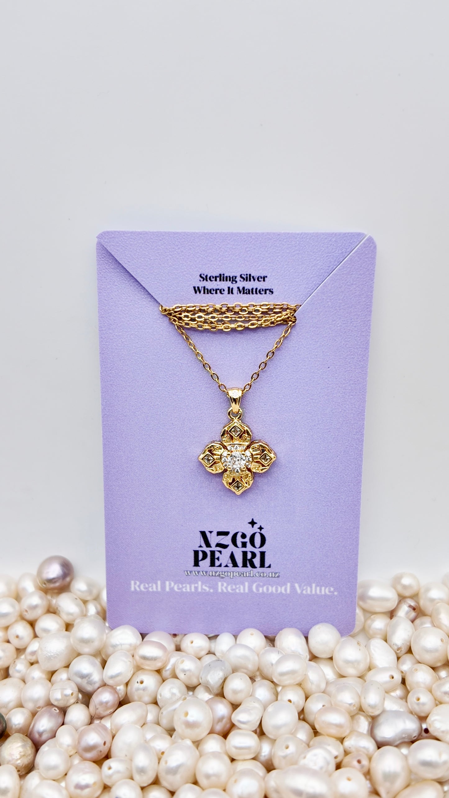 Golden Bloom Necklace – Floral Charm