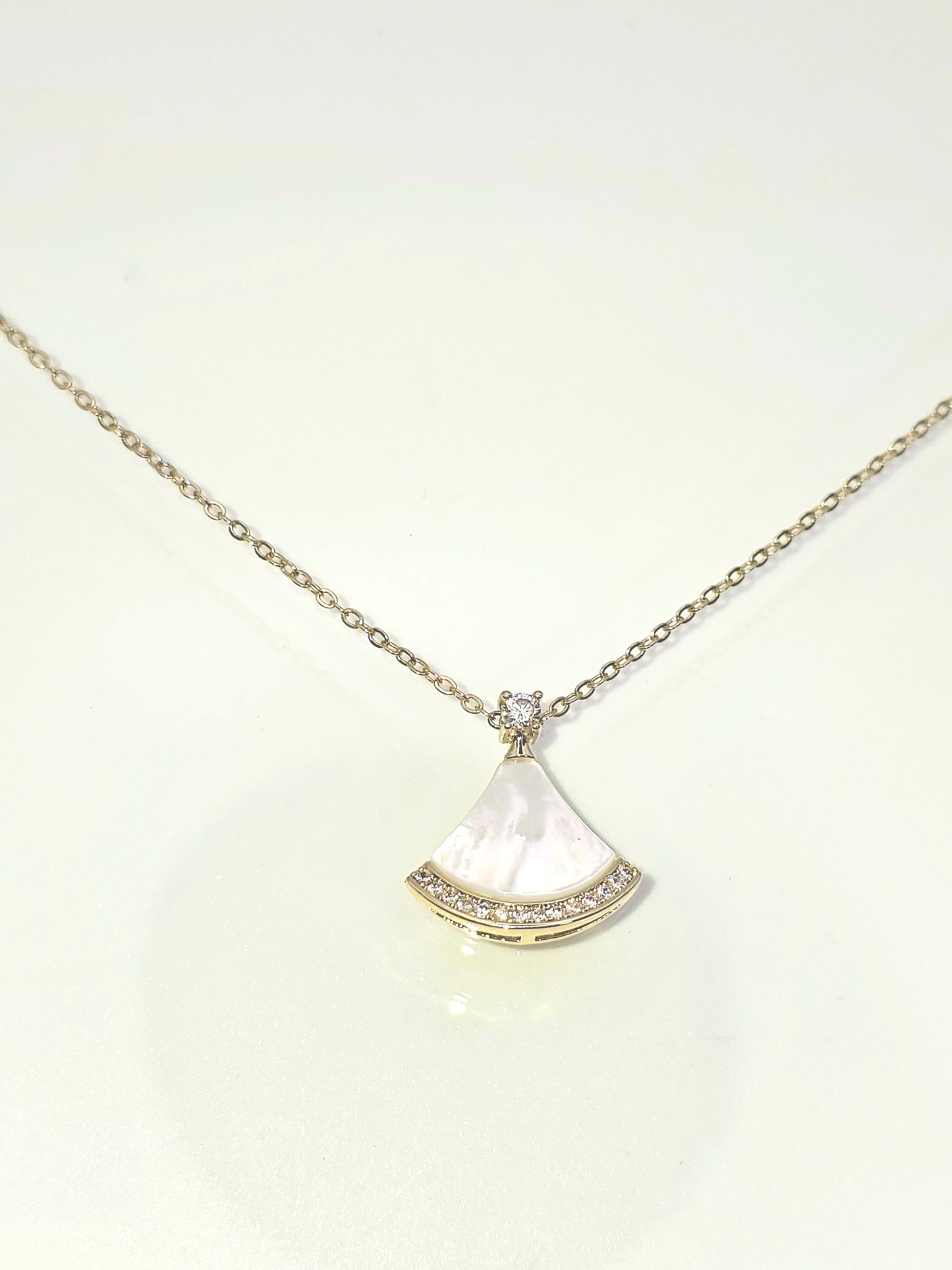 Luxe Clover Halo Necklace – Mother of Pearl & Gold Finish