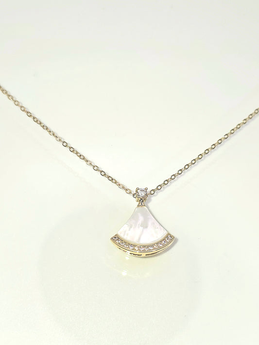 Luxe Clover Halo Necklace – Mother of Pearl & Gold Finish