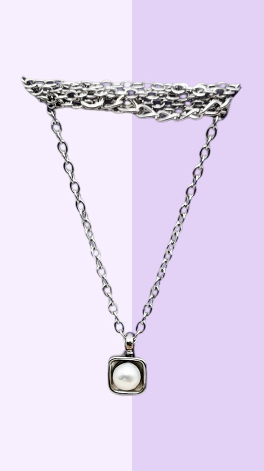 Minimalist Square Frame Pearl Necklace