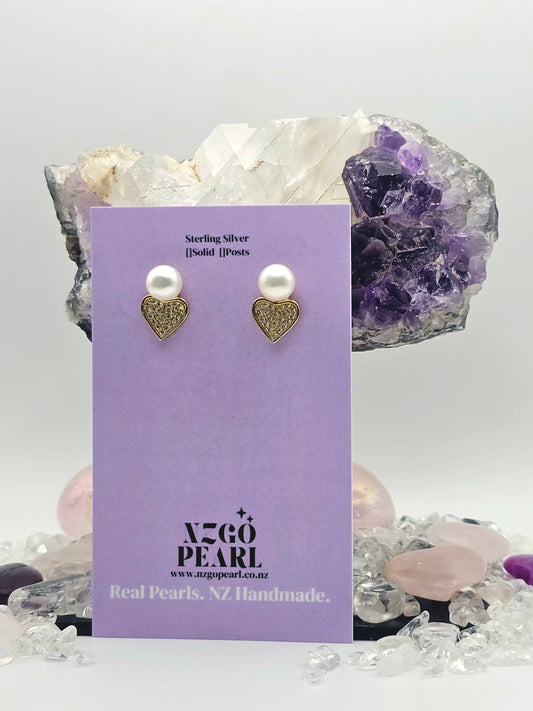 Golden Heart & Pearl Stud Earrings – Elegant Romance
