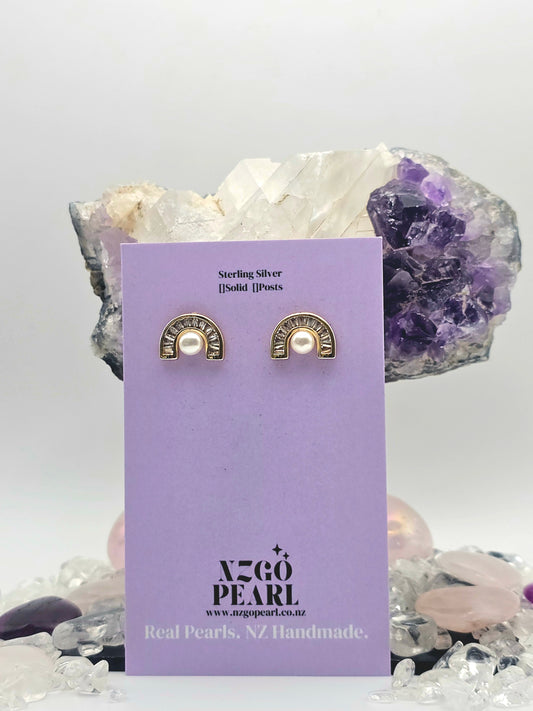 Golden Arc Pearl Stud Earrings – Modern Elegance