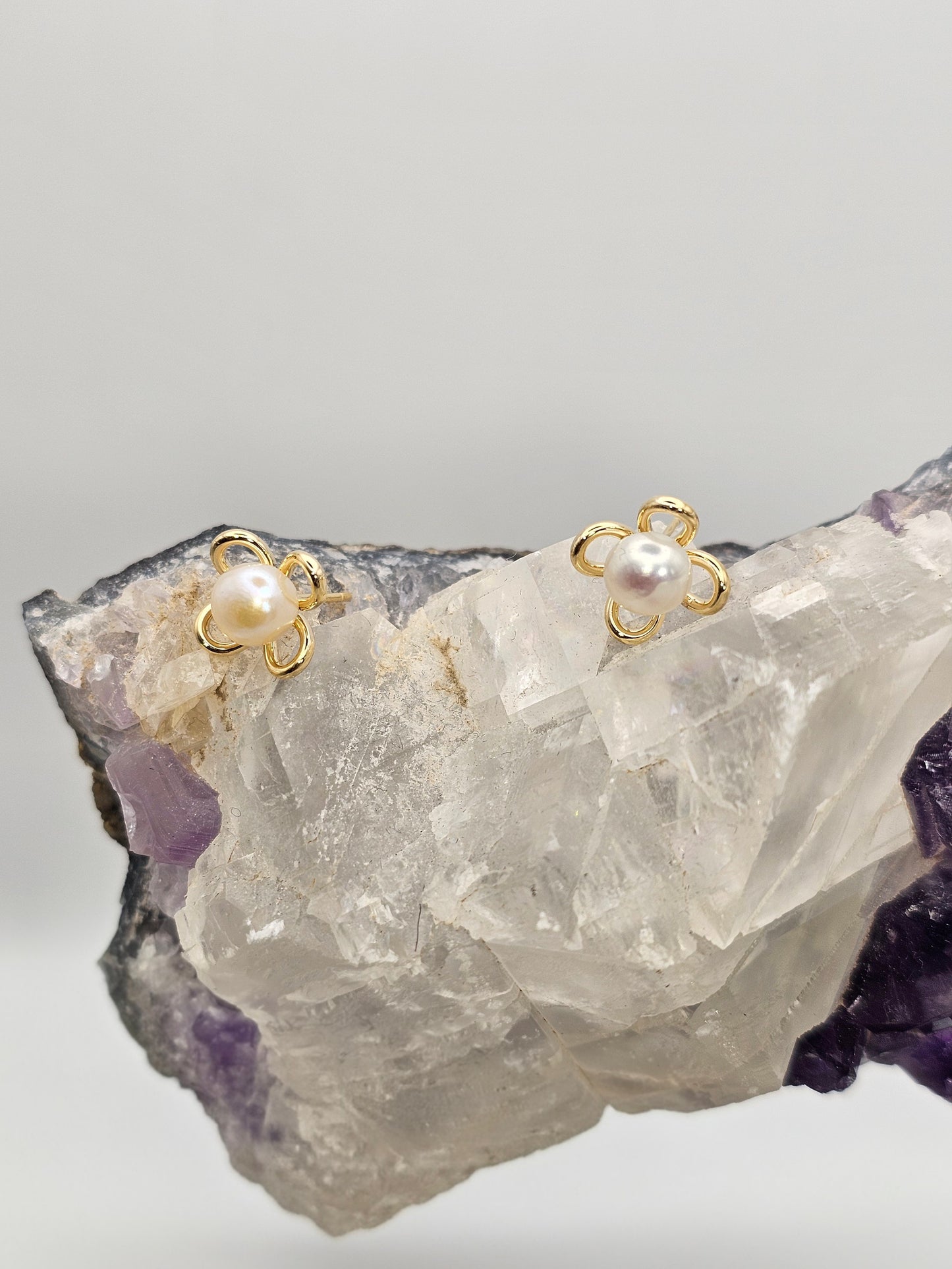 Petite Clover Pearl Studs